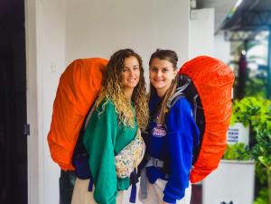 Dos chicas posan para una foto mientras van vestidas con ropa inflable. en KPL Holiday Homes en Hatton