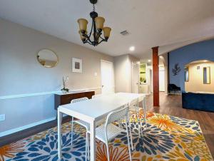 ein Wohnzimmer mit einem weißen Tisch und Stühlen in der Unterkunft Quiet, Spacious, Pet-Friendly in Humble