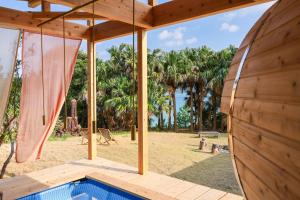 Piscina de la sau aproape de 泊まれるアートミュージアム 琉球ヴィラ