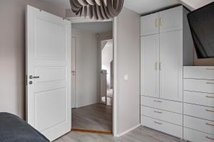 TV a/nebo společenská místnost v ubytování Radhus med 5 min bilavstånd till centrum & strand