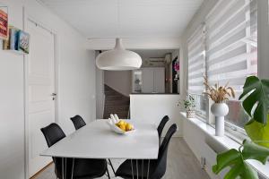 Posezení v ubytování Radhus med 5 min bilavstånd till centrum & strand