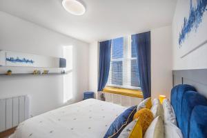 een slaapkamer met een bed en een raam bij Guild Street Apartment ✪ Grampian Lettings Ltd in Aberdeen