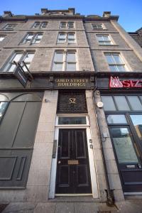 een gebouw met een bord dat Guild Street Building leest bij Guild Street Apartment ✪ Grampian Lettings Ltd in Aberdeen