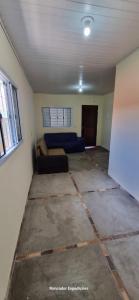 ein leeres Wohnzimmer mit Sofa und ein Zimmer mit in der Unterkunft Temporada em família e amigos. in Barra do Garças