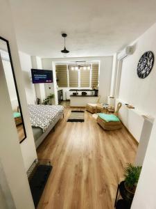 ブカレストにある2 Vis-a-Vis Studio - Gara de Nordのソファとテーブルのあるリビングルーム