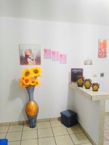 eine Vase voller Sonnenblumen in einem Raum in der Unterkunft MI HOGAR in Tegucigalpa