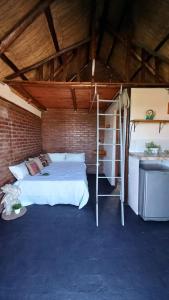 - une chambre avec des lits superposés dans un mur en briques dans l'établissement CABAÑA B COMPLEJO AIRES SERRANOS 2 a 3 PERSONAS TANTI, à Córdoba