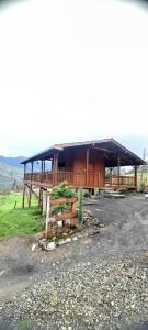 ein großes Holzgebäude mit einem großen Dach in der Unterkunft Rancho Valle del Rio in Cuenca