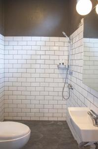 y baño con ducha, aseo y lavamanos. en Villa Sky By The Villas 100 en Cisarua