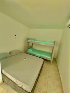 a small bedroom with two bunk beds in it at HERMOSA CASA FINCA EN TURBACO in Turbaco