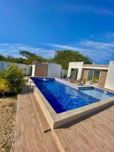 a large swimming pool in a yard next to a house at HERMOSA CASA FINCA EN TURBACO in Turbaco