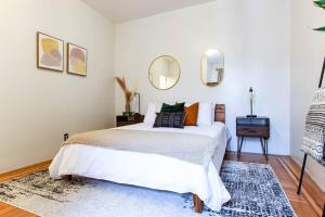 Una cama o camas en una habitación de 4 Bedroom Sun Drenched & Designer Home