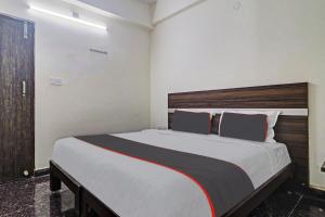 1 dormitorio con 1 cama grande en una habitación en 80977E SS Metro Ritz en Ameerpet
