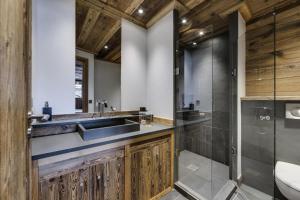 y baño con lavabo y ducha. en Residence La Canadienne - 5 Pièces pour 8 Personnes 554, en Val dʼIsère