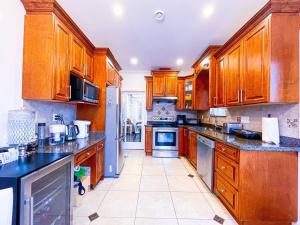 A cozinha ou kitchenette de Free Breakfast 3BR Oasis Minutes From Downtown Metrotown