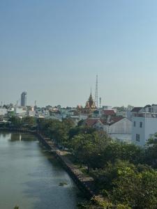 - une vue sur une ville avec une rivière et des bâtiments dans l'établissement HOMESTAY BỜ HỒ CẦN THƠ, à Cần Thơ