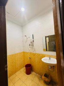 ein Bad mit einer Dusche und einem Waschbecken in der Unterkunft Landed 4BR 11PAX Near Airport KK in Putatan
