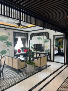 un soggiorno con un divano e una TV di Mercy Emerald Hotel a Da Nang