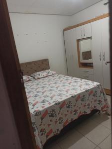 a bedroom with a bed with a quilt on it at Casa da Ilsinha in Lençóis