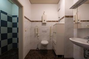 uma casa de banho com um WC e um lavatório em Exklusive Stadtwohnung im EG em Bad Lippspringe