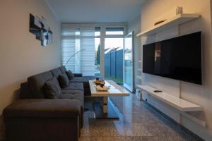 sala de estar con sofá, mesa y TV en Exklusive Stadtwohnung im EG, en Bad Lippspringe