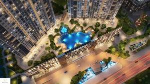 vista aerea di un edificio con piscina di One bedroom in Vinhomes Dcapitale - Cau Giay a Hanoi