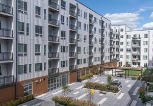 un edificio de apartamentos con un patio frente a él en Cozysuites l Luxe 1BR in Downtown Cincinnati, en Cincinnati