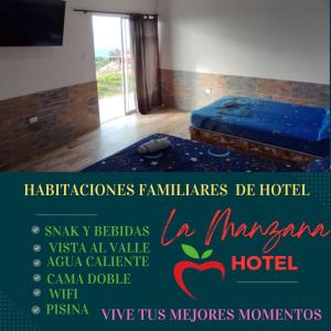 una habitación con 2 camas y un cartel para un hotel en Hotel La Manzana, en Sevilla
