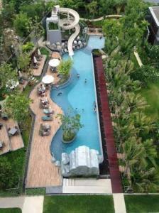 una vista aérea de una piscina en un complejo en Unixx South Pattaya High speed Sea View by May’sa en Ban Hui Yai Muk