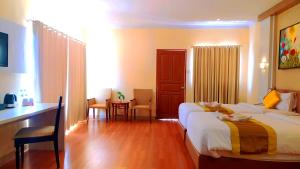 Postel nebo postele na pokoji v ubytování Puri Saron Denpasar Hotel