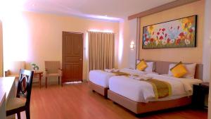 Postel nebo postele na pokoji v ubytování Puri Saron Denpasar Hotel