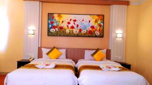Postel nebo postele na pokoji v ubytování Puri Saron Denpasar Hotel