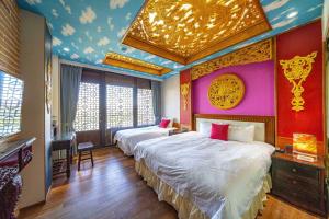 冬山鄉的住宿－上河圖渡假會館，一间卧室设有两张床和中国天花板。