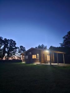 uma casa à noite com as luzes acesas em Campo Cuyen, Cabañas em Lobos