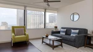 ダラスにある16th FL Bold CozySuites with pool, gym #3のソファと椅子のあるリビングルーム