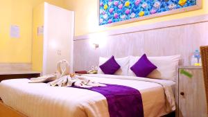 Postel nebo postele na pokoji v ubytování Puri Saron Denpasar Hotel