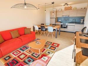 sala de estar con sofá rojo y mesa en Appartement Les Arcs 1600, 3 pièces, 6 personnes - FR-1-461A-27 en Arc 1600