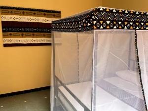 uma cama de dossel num quarto em Renovated Gem on the island em Saint-Louis
