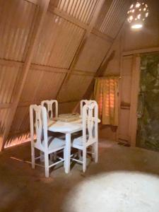 uma mesa branca e cadeiras num quarto em Villa Alpina em San Felipe de Puerto Plata