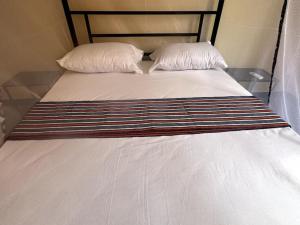 łóżko typu amade z 2 poduszkami w obiekcie Renovated Gem on the island w mieście Saint-Louis