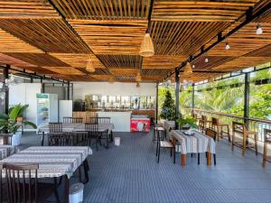 West Life Bungalow Phu Quoc في فو كووك: مطعم بطاولات وكراسي وكفتريا
