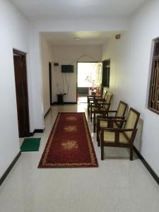 ein Wohnzimmer mit Stühlen und einem Teppich auf dem Boden in der Unterkunft Geeth Lanka River Resort in Matale