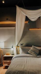 מיטה או מיטות בחדר ב-隱室x迷路 Hermit Inn Hengchun