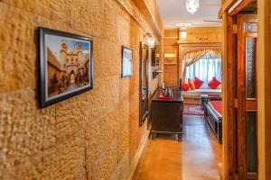 ein Zimmer mit einer Wand mit einem Bild darauf in der Unterkunft Hotel Royal Lakhina Jaisalmer in Jaisalmer