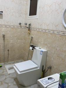 العلم نور2 tesisinde bir banyo