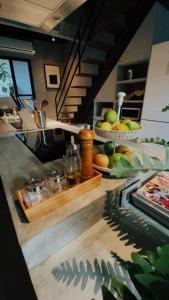 恆春的住宿－隱室x迷路 Hermit Inn Hengchun，厨房配有带一碗水果的柜台