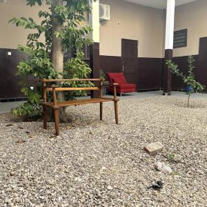 Κήπος έξω από το Independent room on Island in colonial house with private entrance
