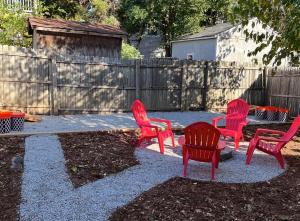 Zahrada ubytování Remodeled Modern Home - private backyard & games!