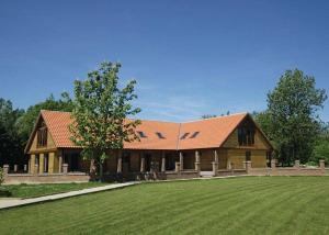ピカリングにあるPickering Lodgesのオレンジ色の屋根と広い庭のある家