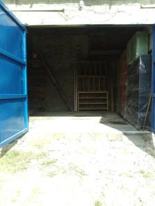 um celeiro vazio com uma porta azul e uma escada em Casa completa familiar, dos cuartos. em San Agustin de las Juntas